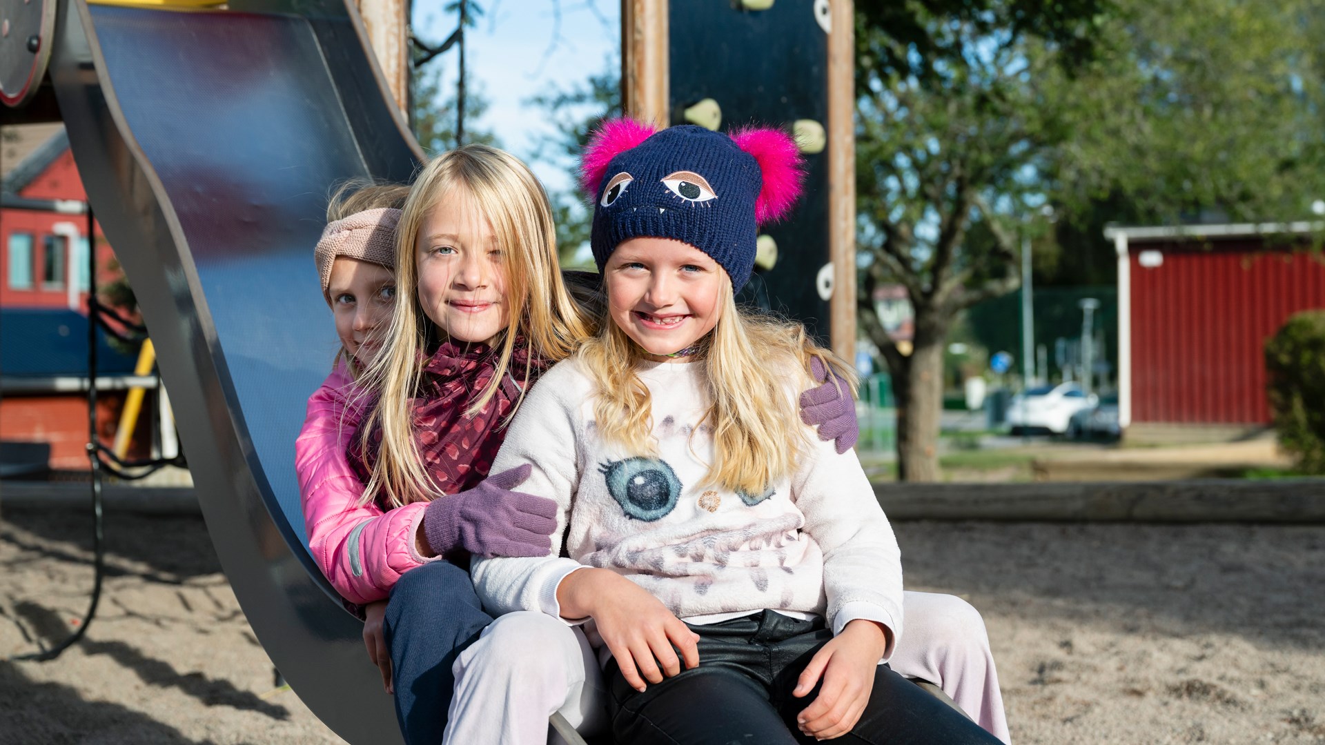 Skolbarn sitter i en rutschbana