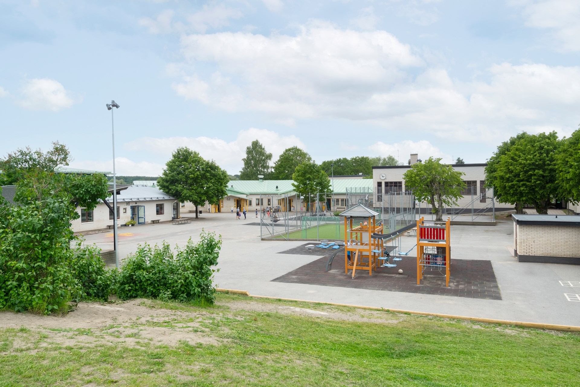 Skolgård och skolbyggnader