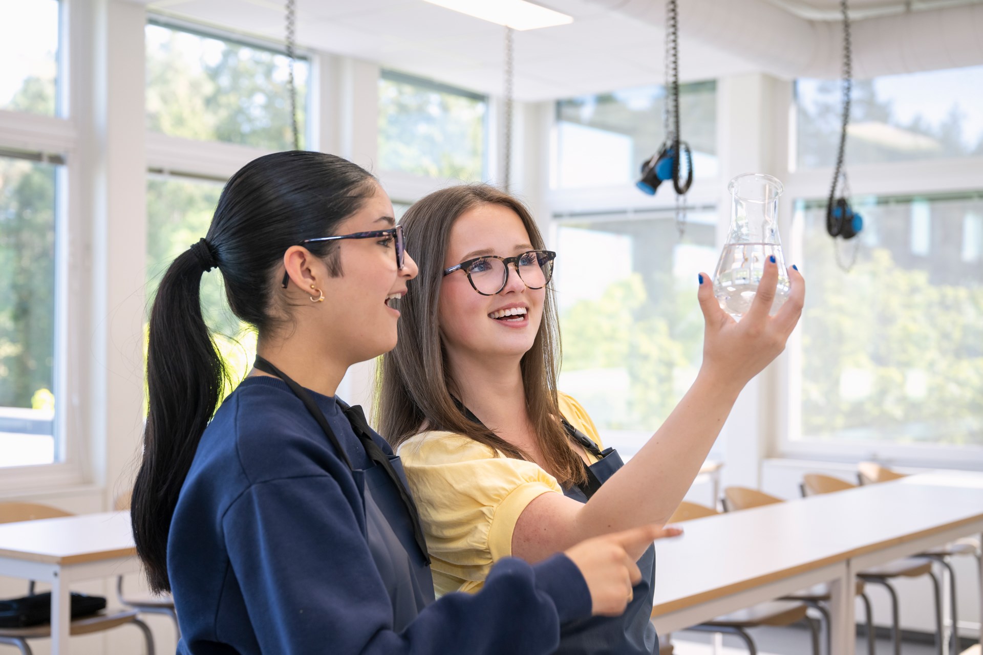 Två elever i ett skollabb