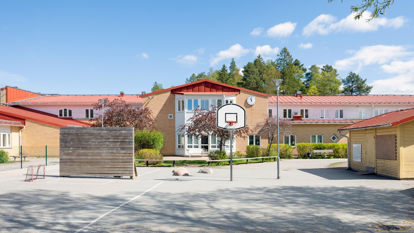 Bild på en skolbyggnad.