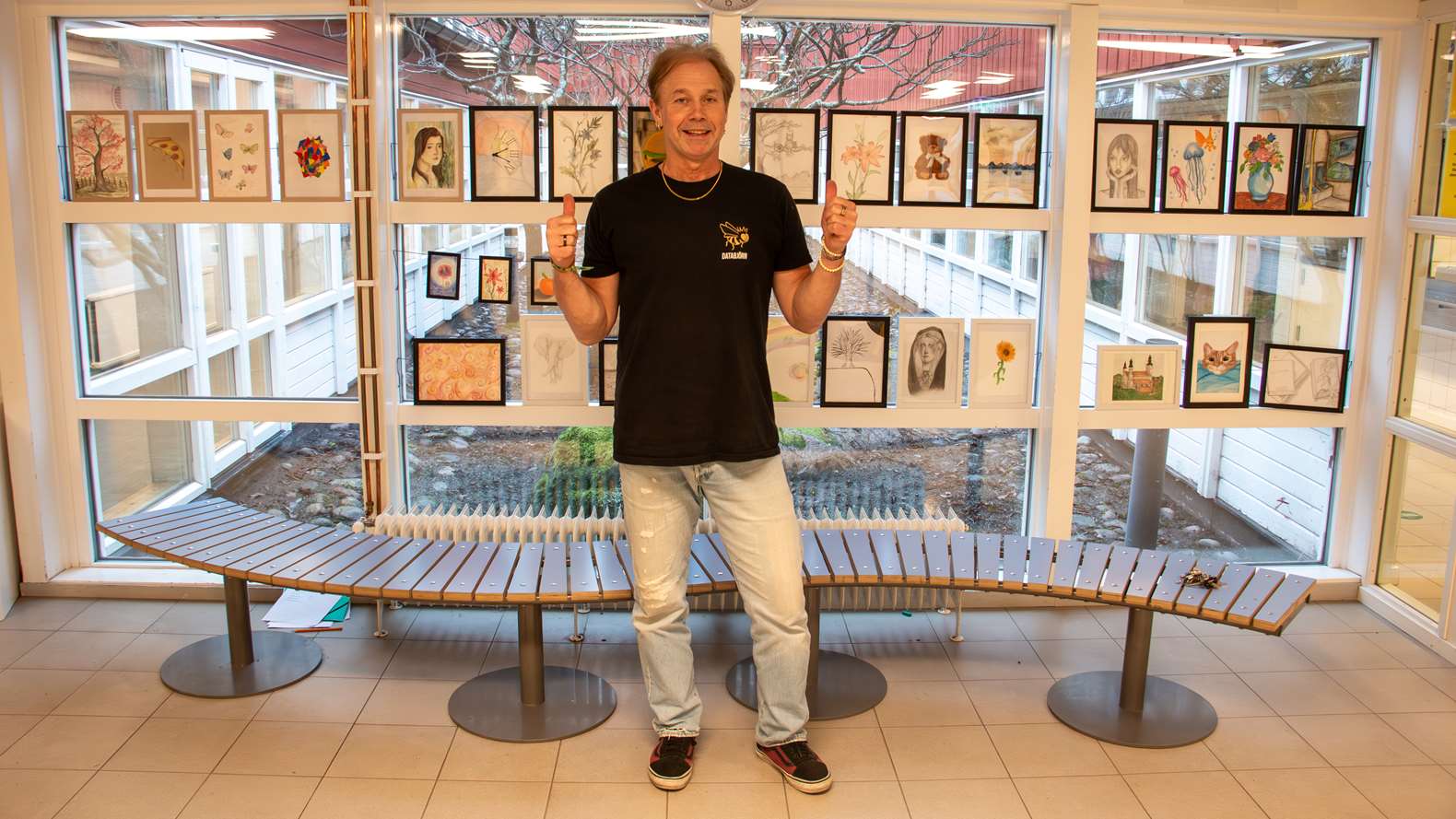 Skolpersonal framför en grupp tavlor