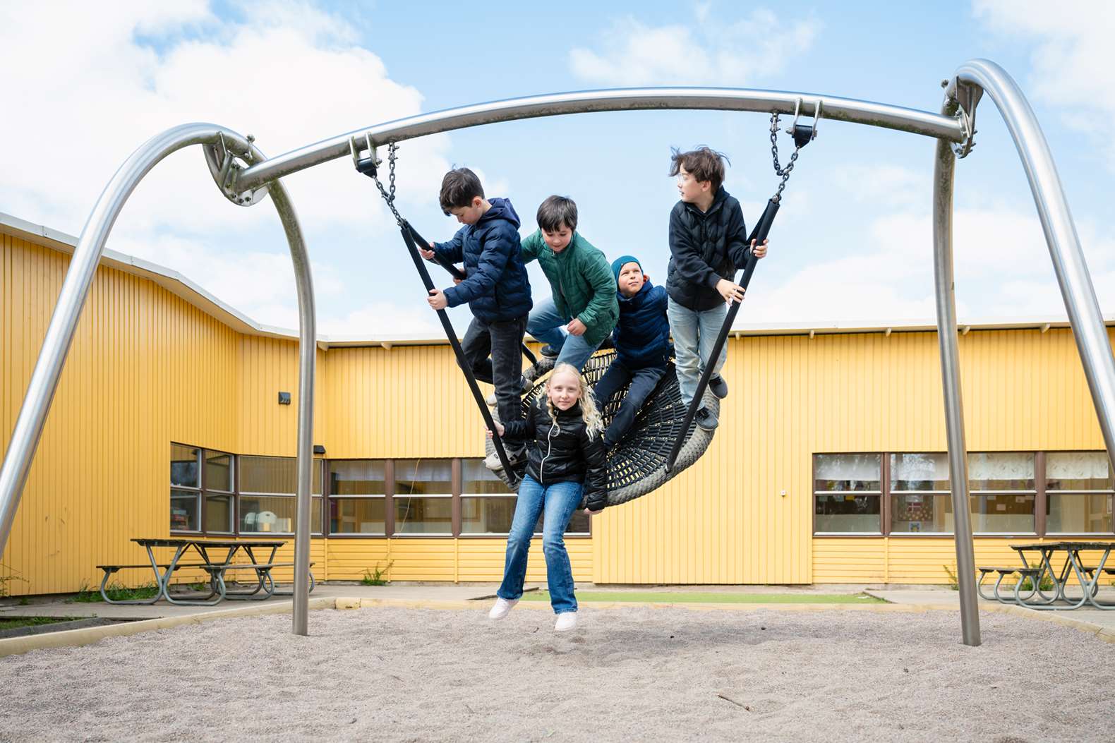 En grupp barn gungar