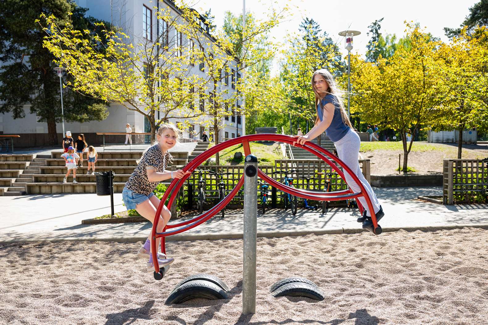 Barn leker på skolgård
