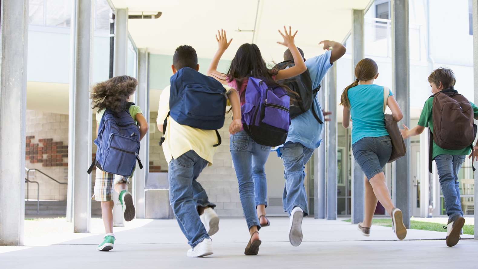 En grupp barn springer