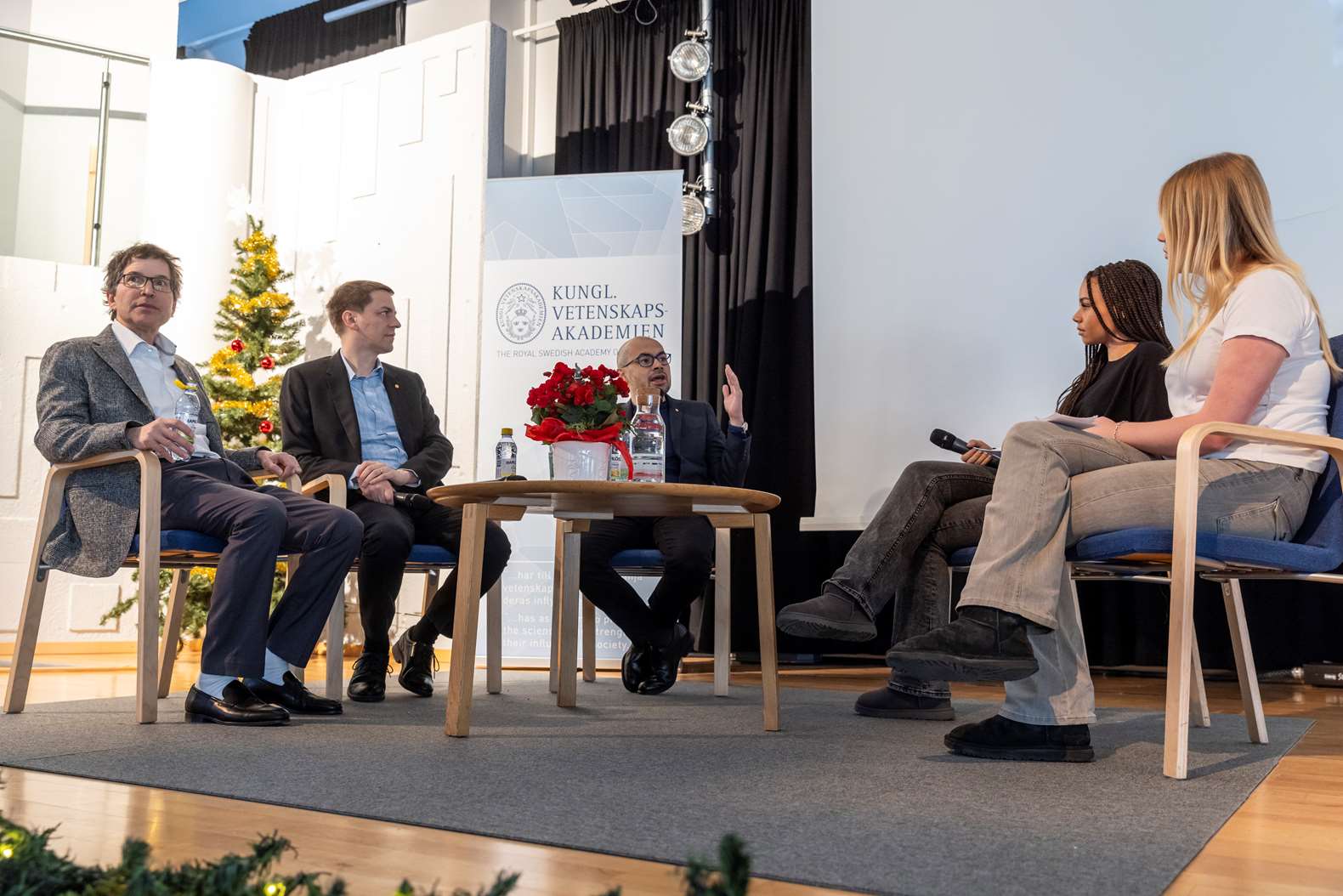 Nobelpristagare diskuterar med elever