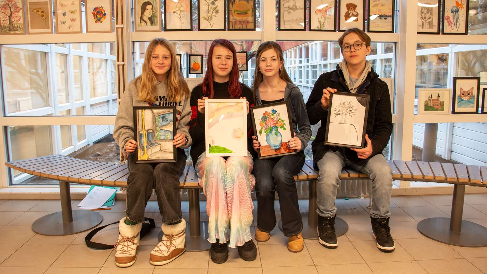 En grupp elever visar upp konst