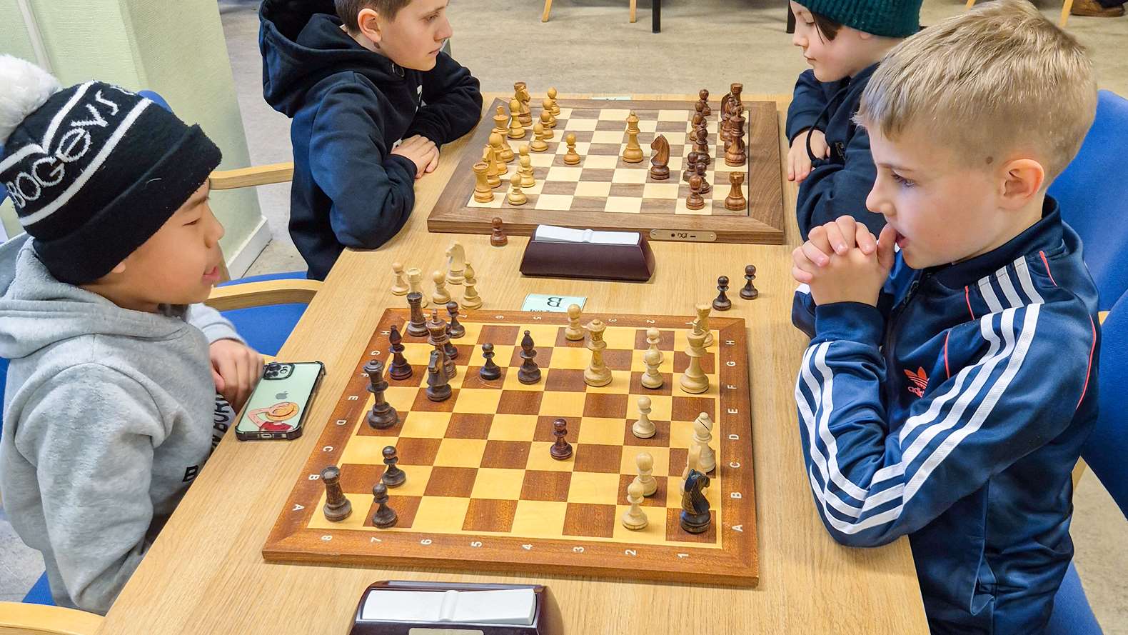 Två elever spelar schack