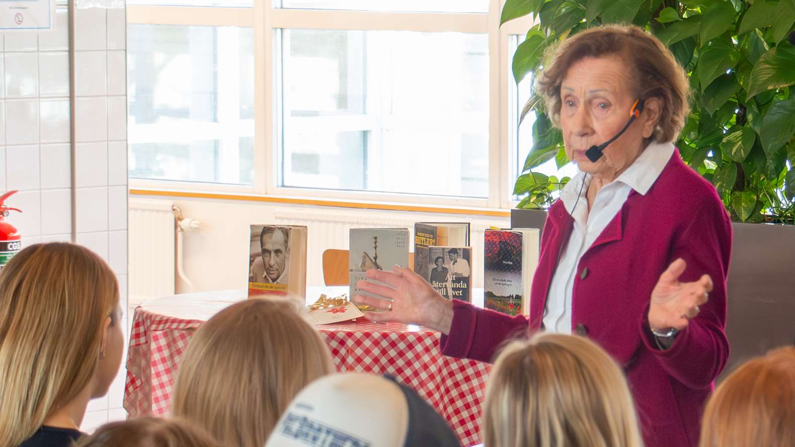 Kvinna föreläser inför publik