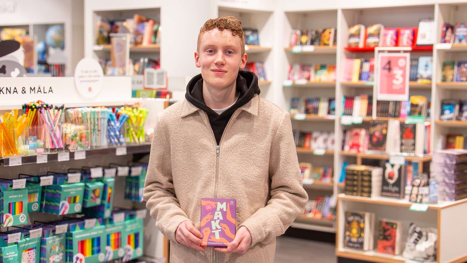 Porträttbild av elev som håller i en novellsamling