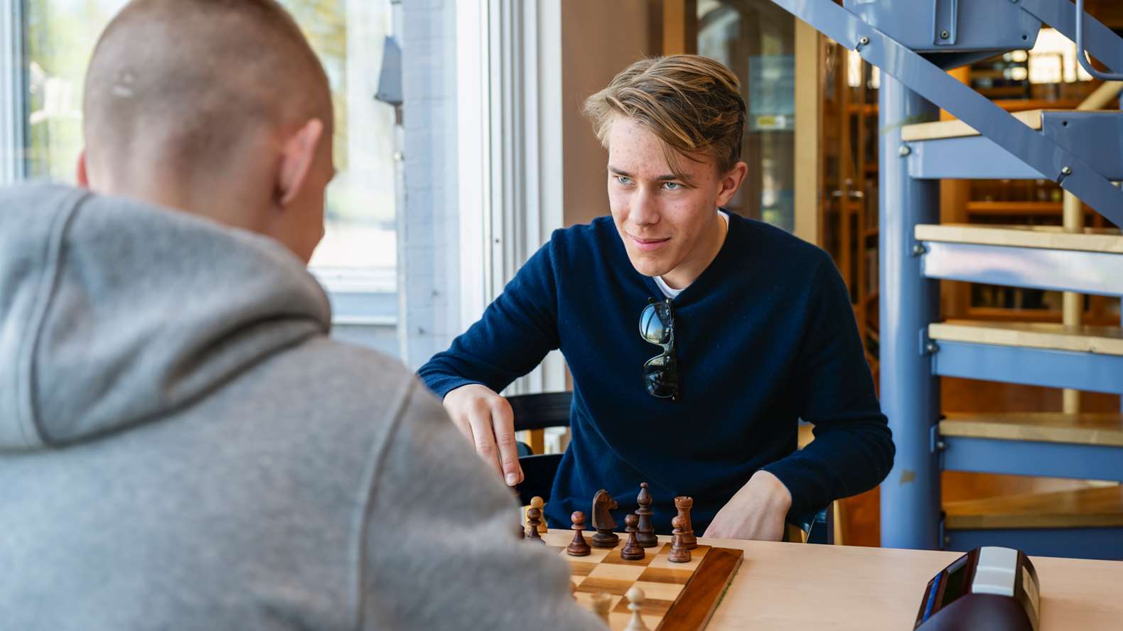Två elever spelar schack