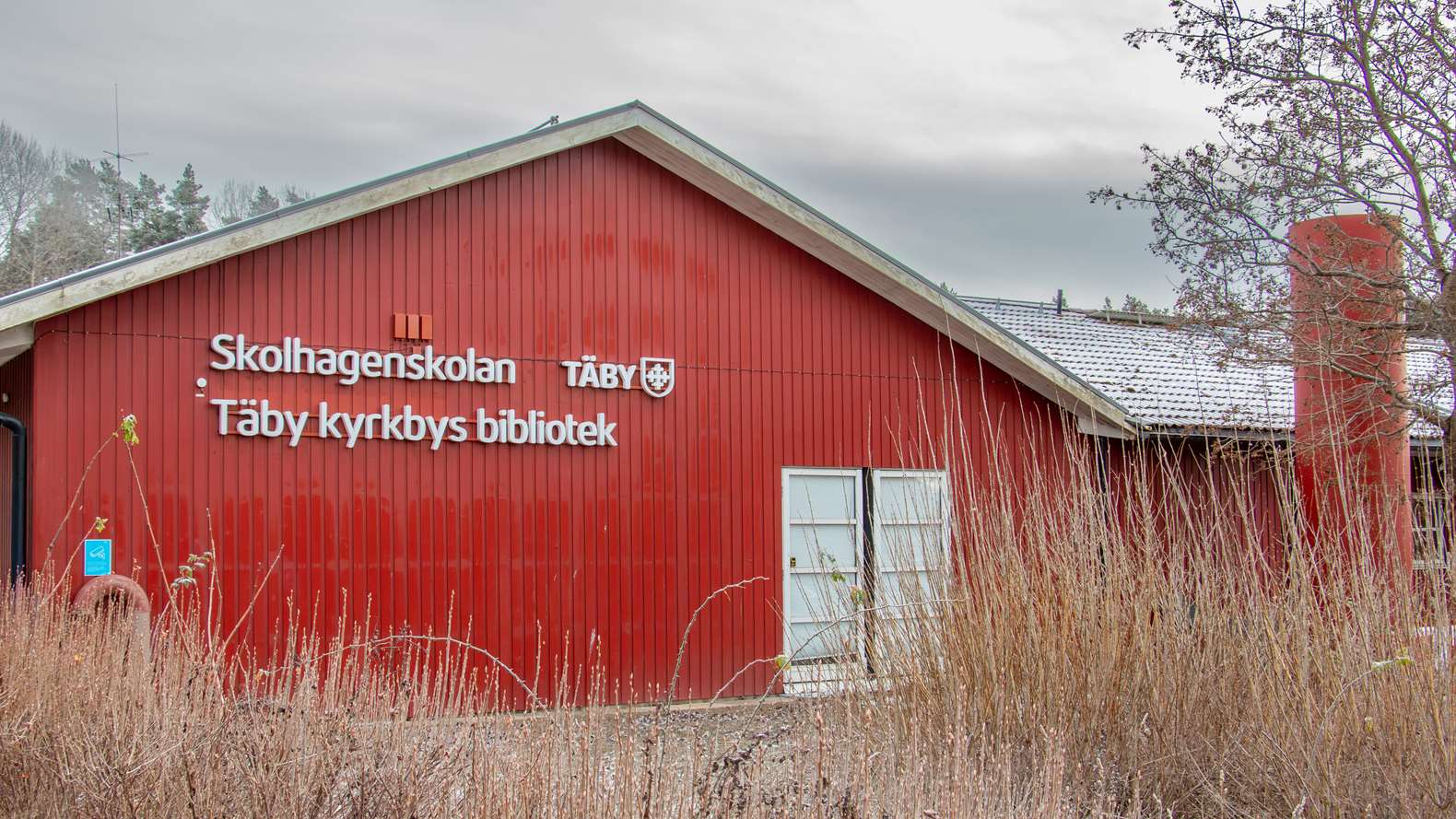 Fasadbild röd skolbyggnad