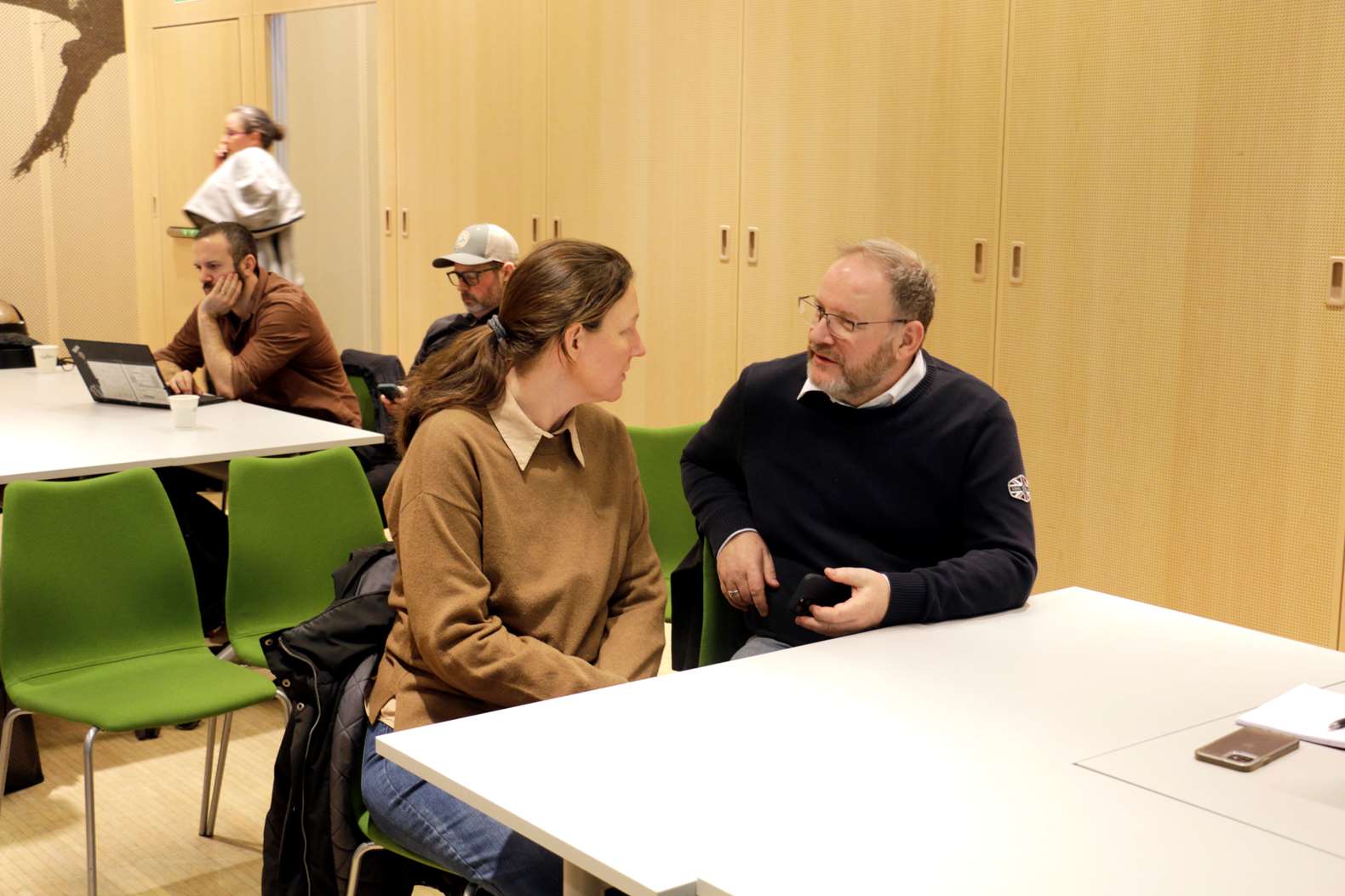 Två personer diskuterar