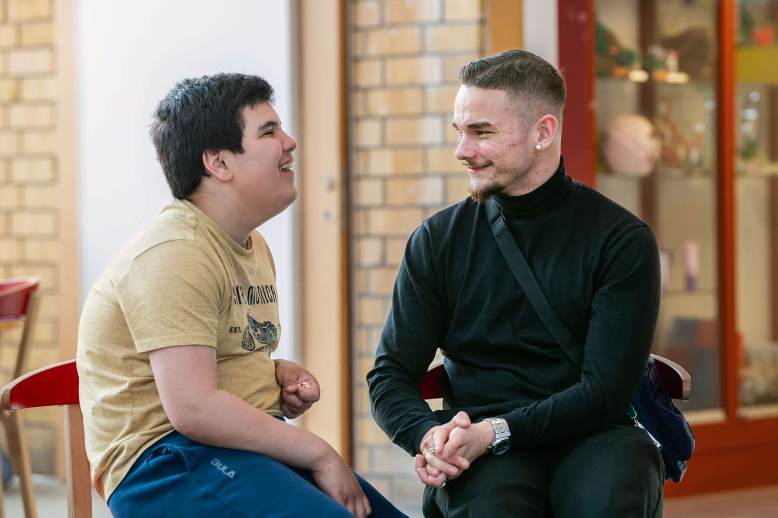 En pedagog tillsammans med en elev