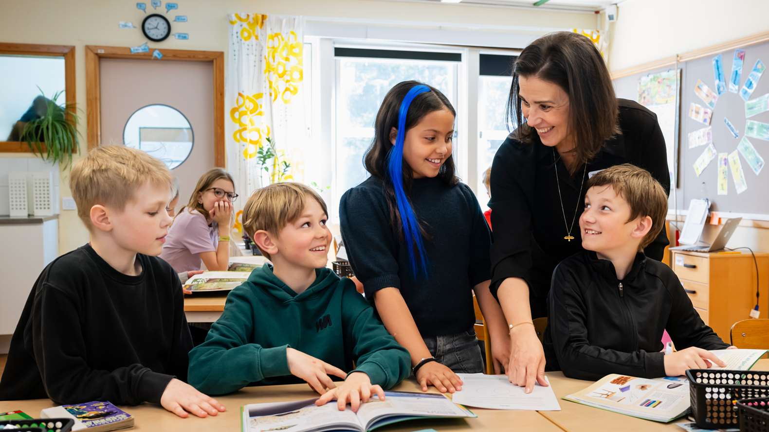 En lärare med en grupp elever i klassrum