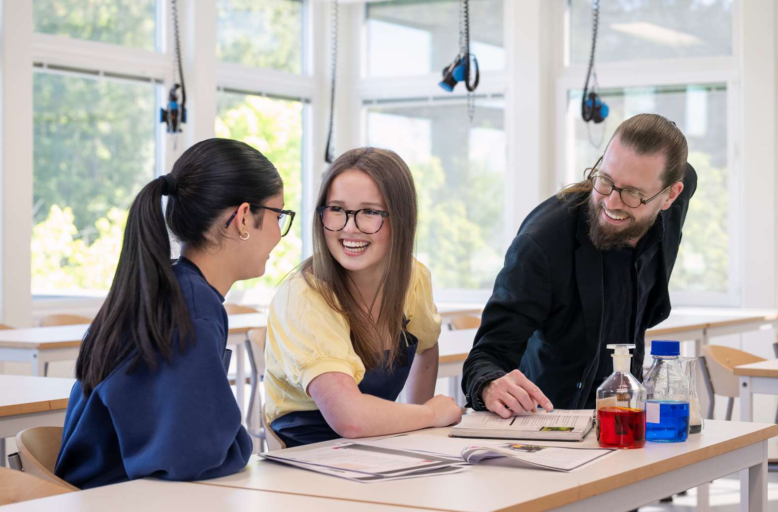 Lärare och elever i kemisal