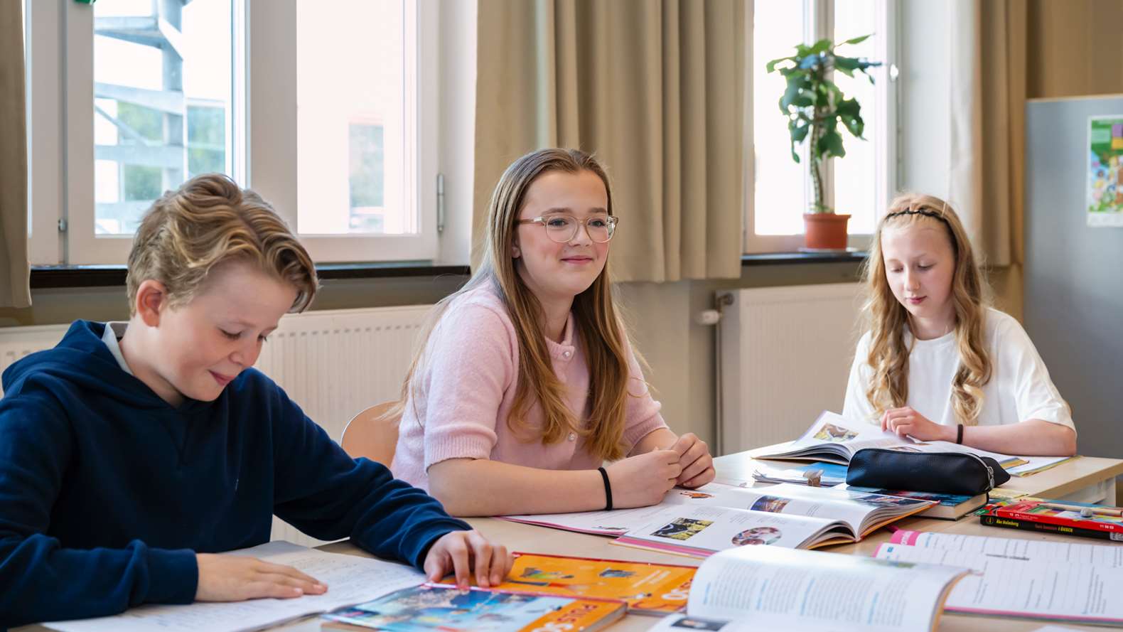 Tre elever i klassrum