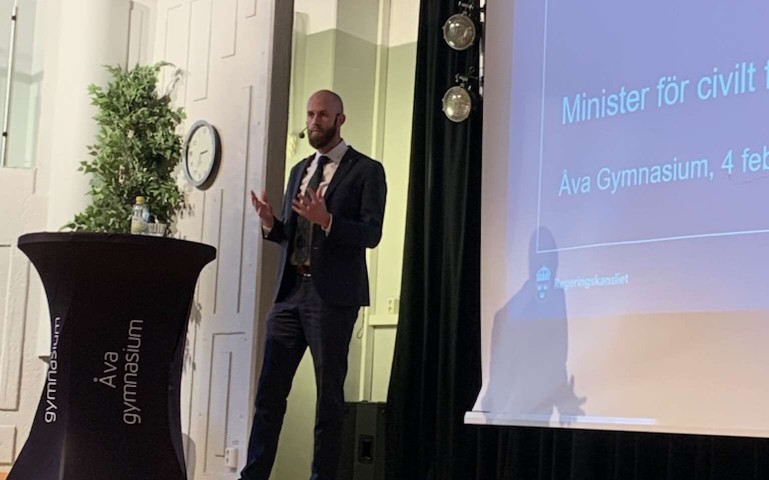 Minister talar inför publik