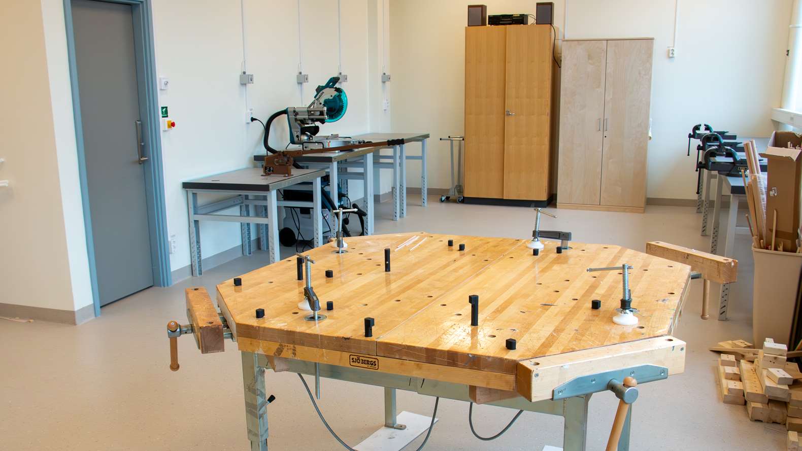 Arbetsbänk i en undervisningssal