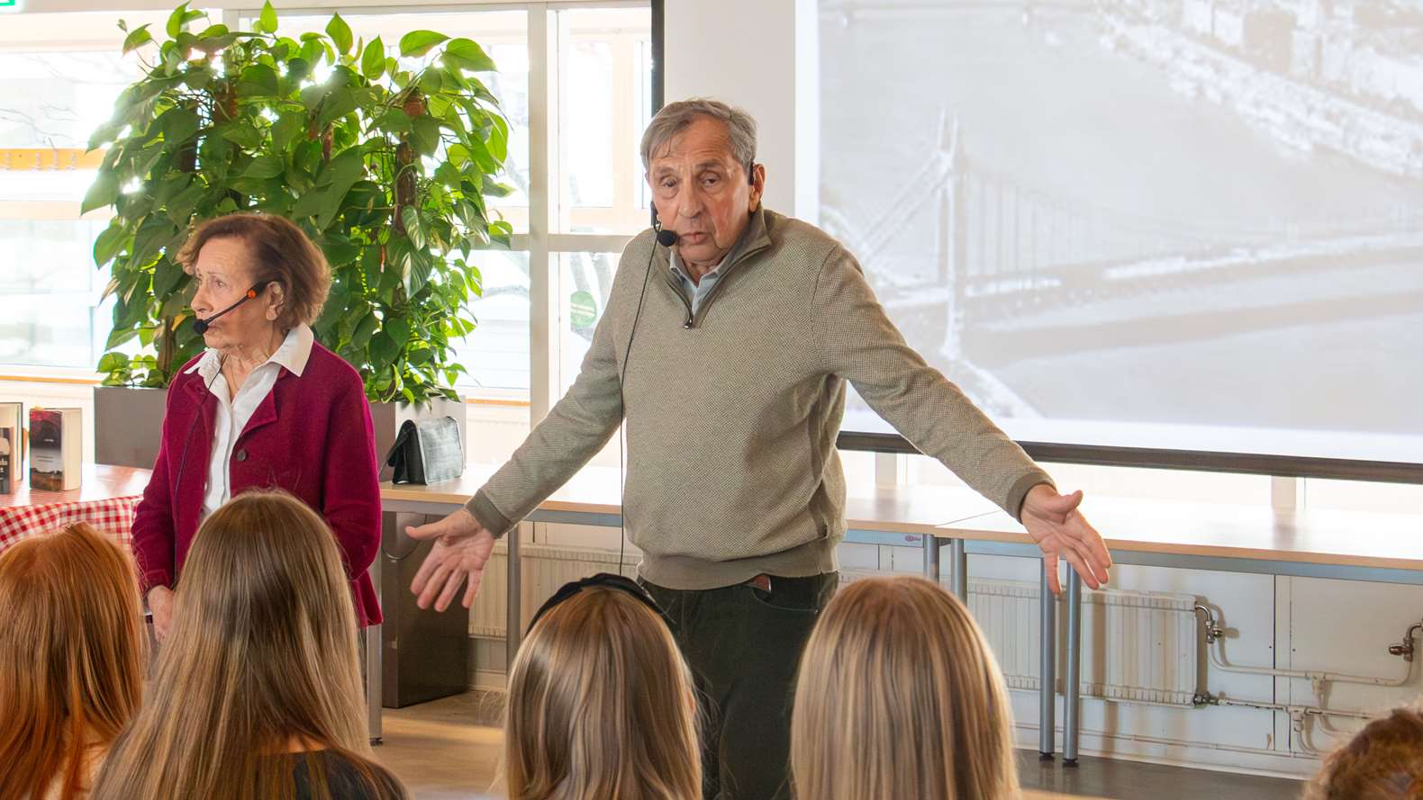 En man föreläser inför publik