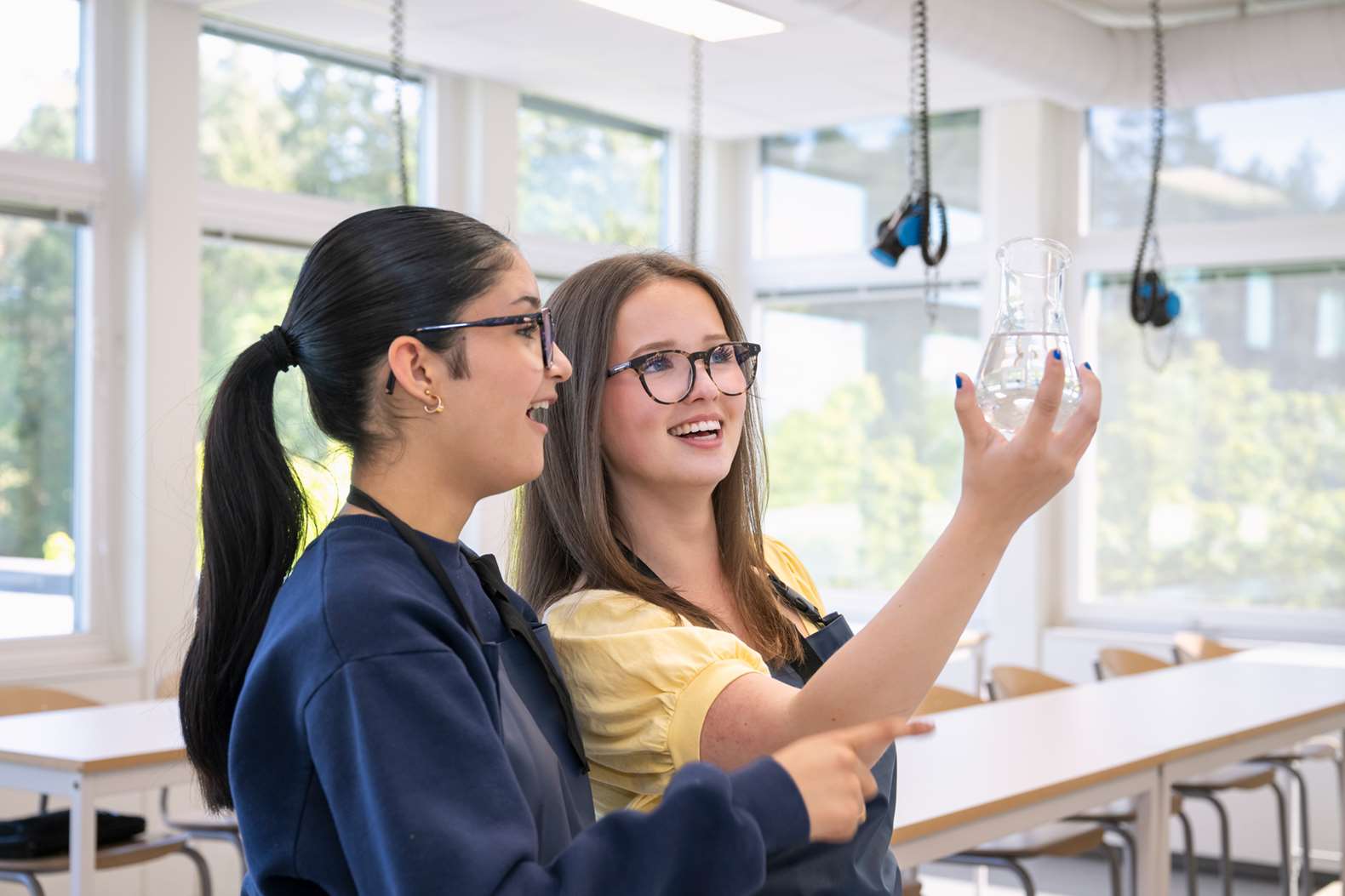 Två elever i ett skollabb