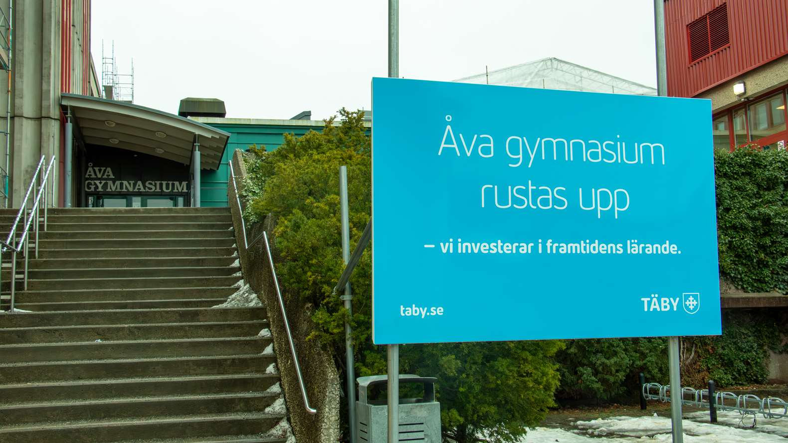 Skylt utanför skolbyggnad