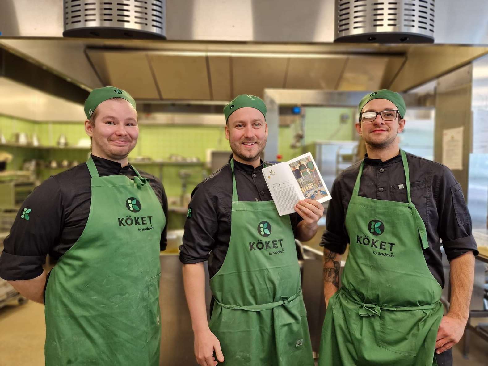 Tre vinnande restaurangelever på Brinkskolan med vinnande diplom.