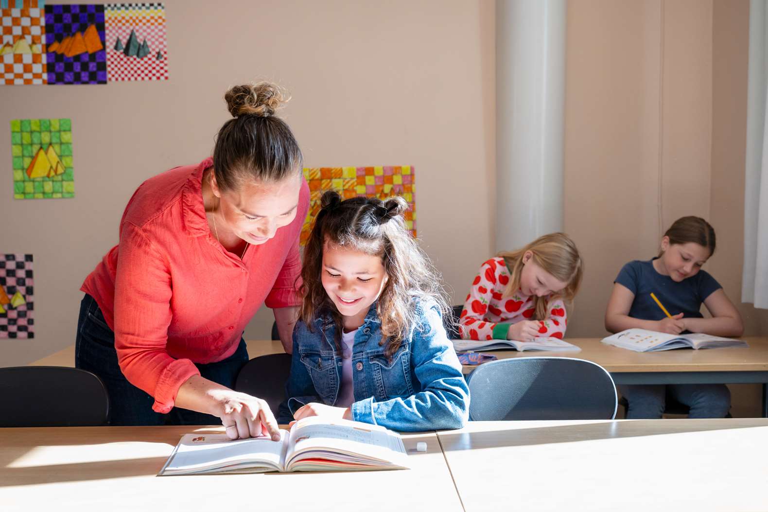Lärare och elev i ett klassrum