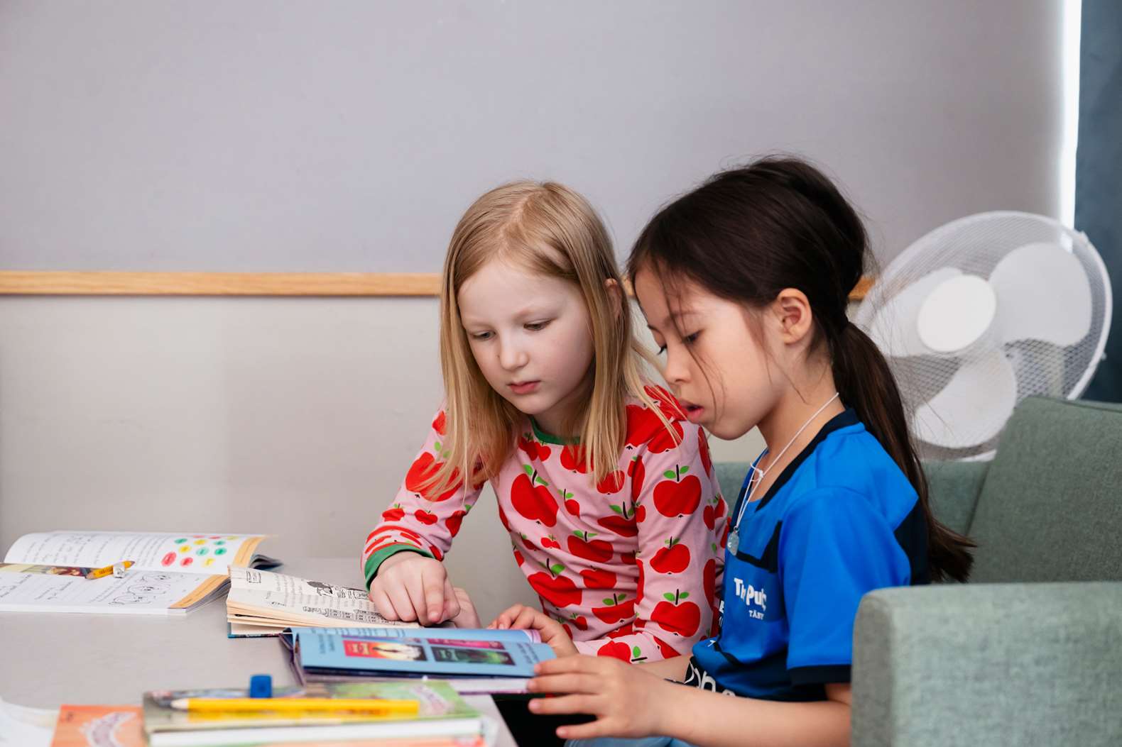 Två elever i ett klassrum