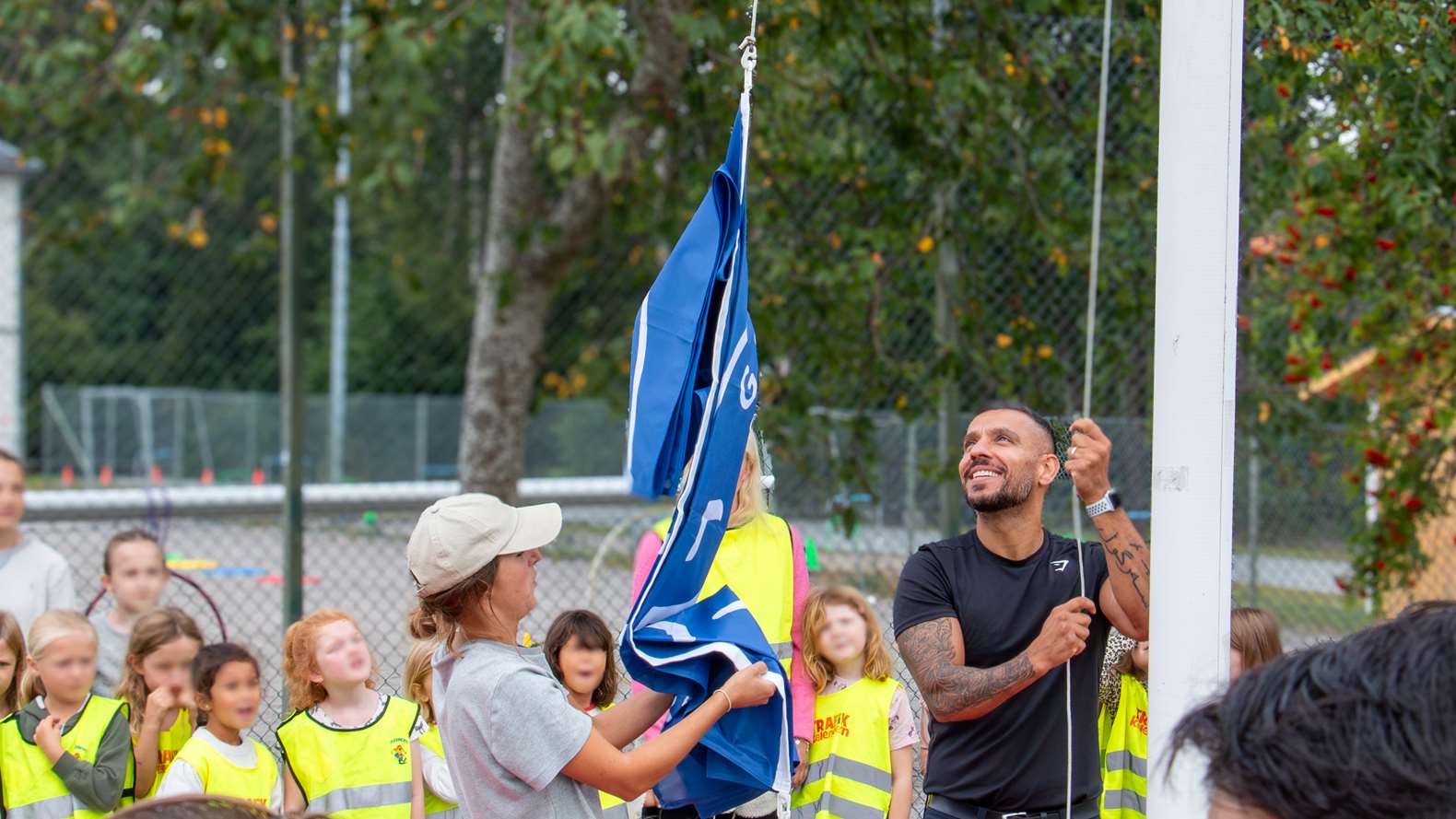 Flagga hissas i flaggstång