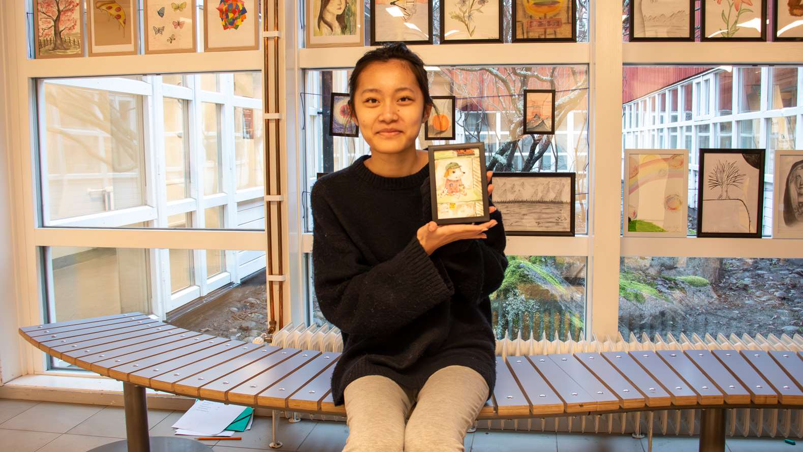 En elev visar upp en tavla