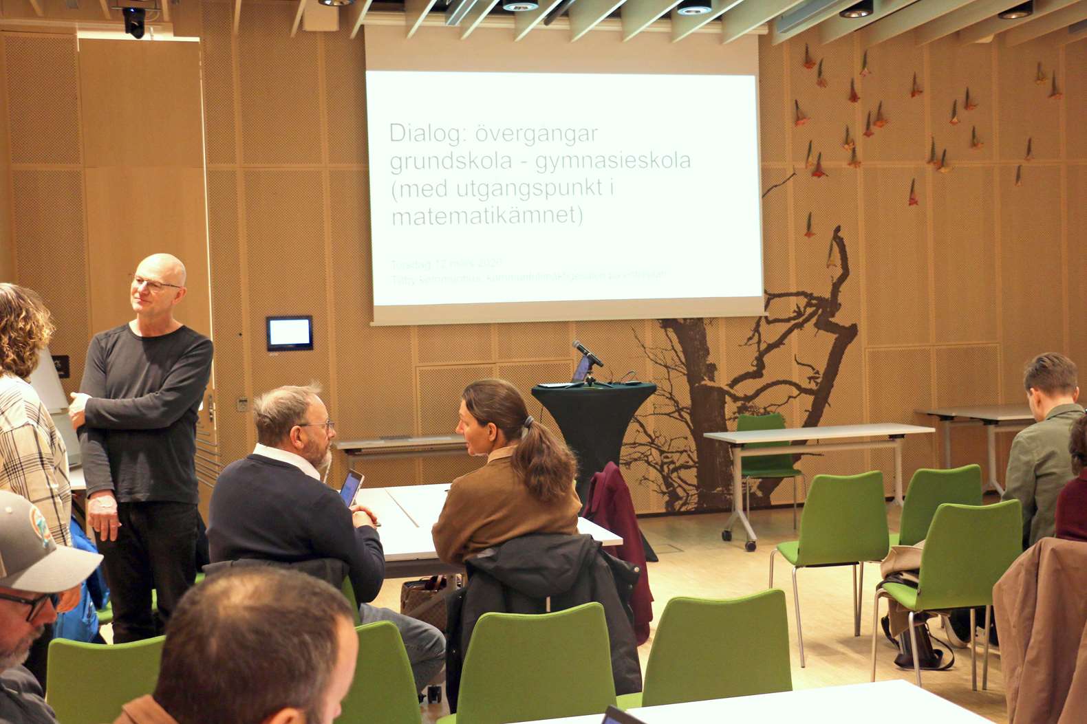 Personer i stor sal konverserar