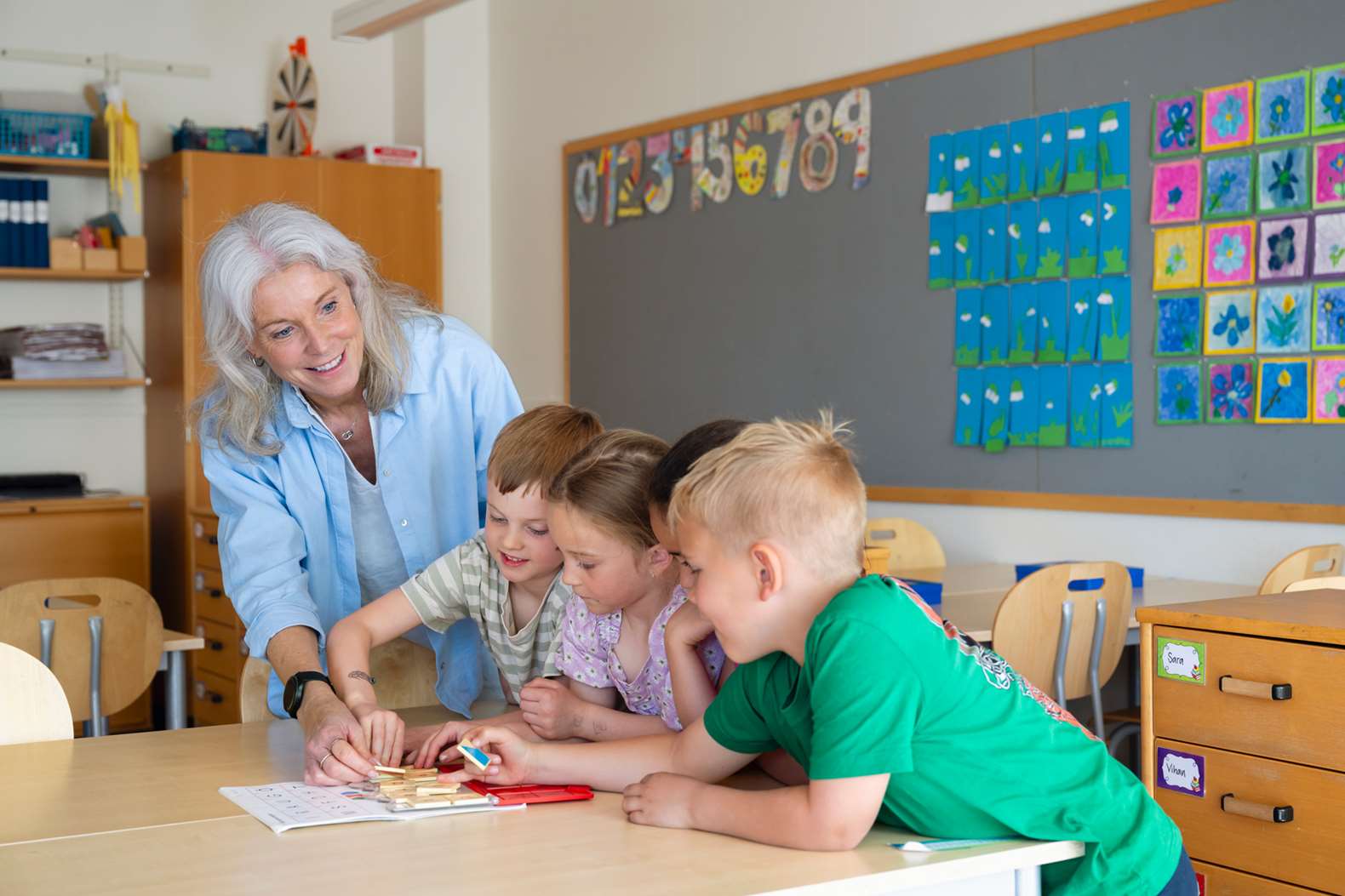 Elever och lärare i klassrum