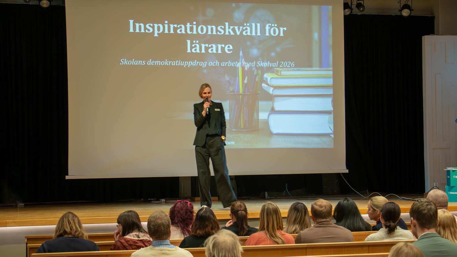 Person talar inför publik