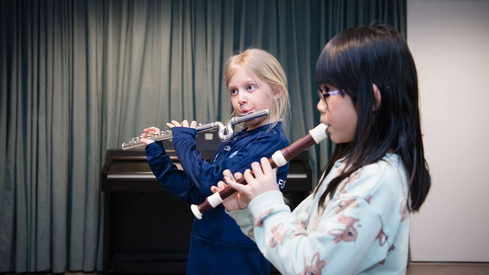 Två barn som spelar flöjt