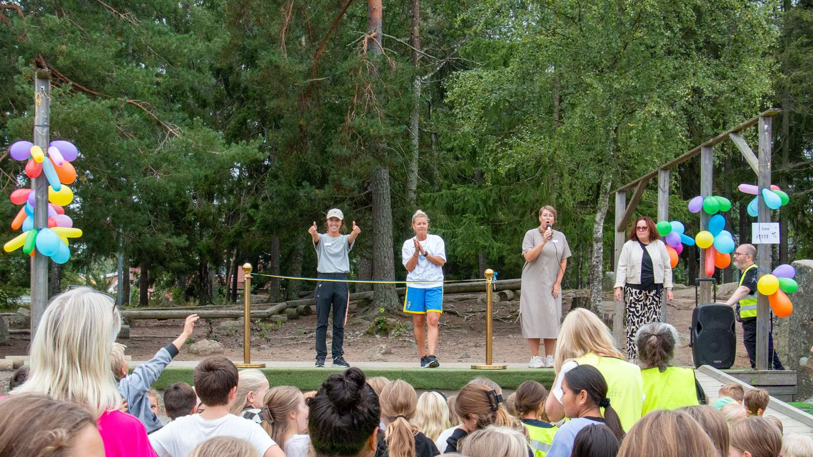 Scen på skolgård med massor av människor