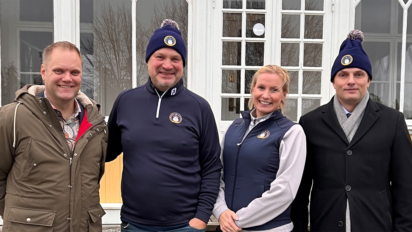 På bilden (från vänster): Stefan Berg, näringslivschef, Linus A. Karlsson och  Carolina Langermo från Täby golfklubb samt Erik Andersson (M), kommunstyrelsens ordförande. 