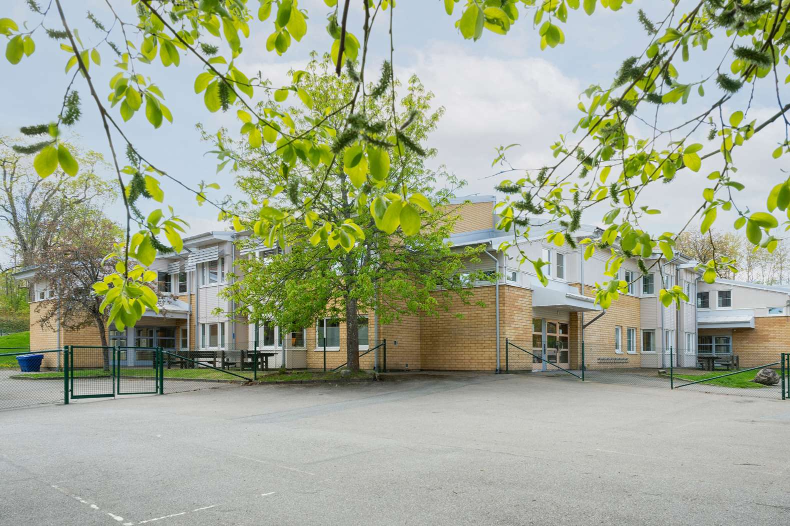 Fasad och skolgård Ängsholmsskolan