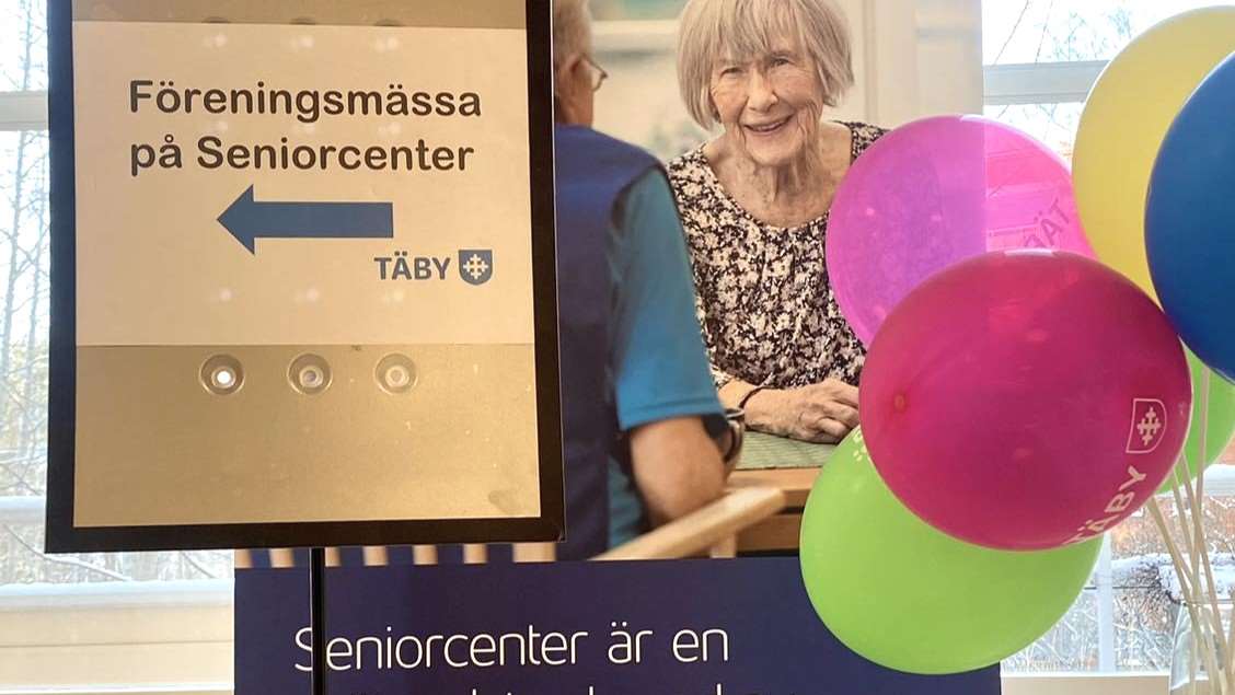 Skylt , ballonger och en roll up.