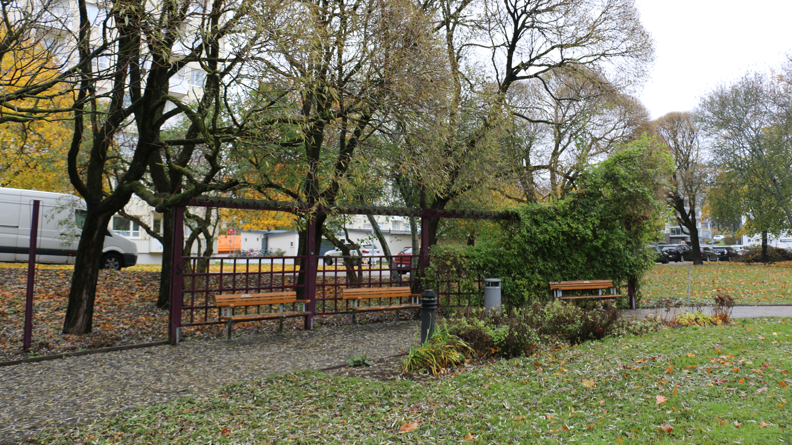Träd och parkbänkar i Konvaljeparken, Roslags-Näsby.