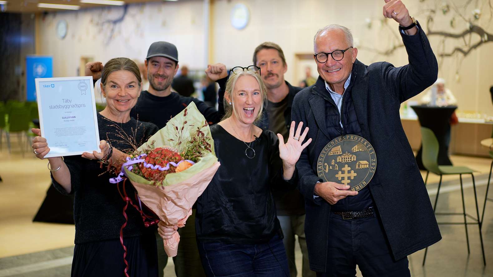 Flera personer tittar in i kameran och ser glada ut.