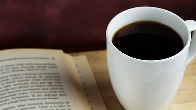 Kaffekopp med bok.