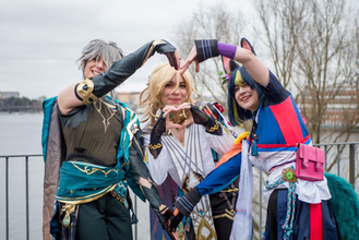 Tre personer utklädda till olika karaktärer inom cosplay